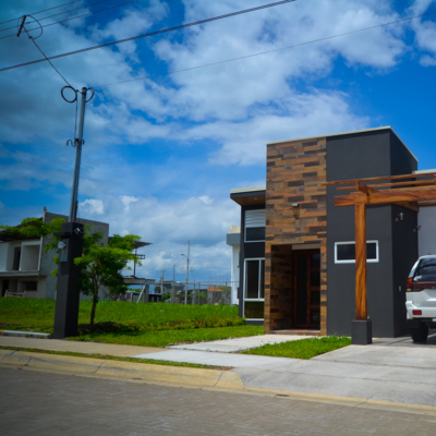 Entrada o vestíbulo, Fachadas, Garajes y accesos en Proyecto IH Montezuma L House