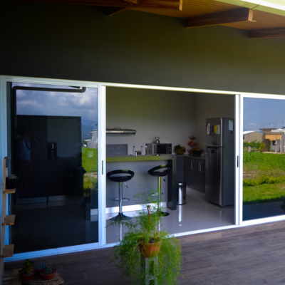 Balcón, Terraza y Jardines en Proyecto IH Montezuma L House