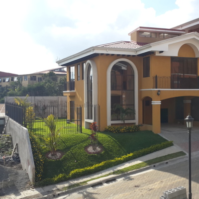 Balcón, Terraza y Jardines, Fachadas, Garajes y accesos en Casa 24 - Condominio Isabella del Carmen