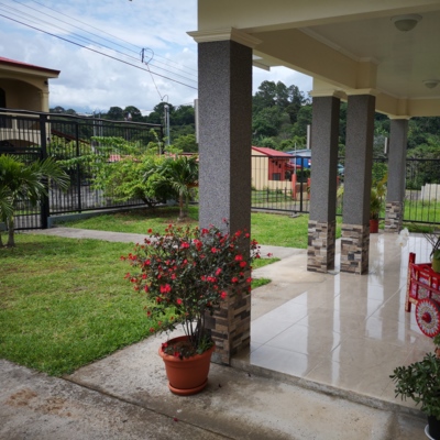 Balcón, Terraza y Jardines, Fachadas, Garajes y accesos en Vivienda Marlon y Viviana