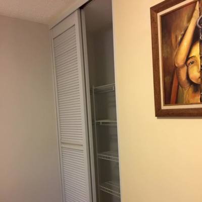 Closet o walk-in closet, Sala de estar en Remodelacion de Baños, cocina y pintura apartamento